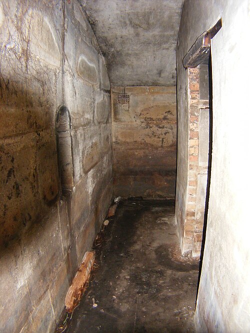 右側に最奥の部屋への入り口がある兵舎の廊下の 1 つ