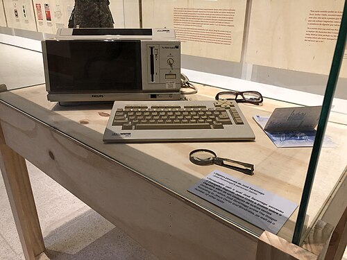 古いコンピューターと、眼鏡とルーペ。