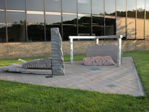 ミシガン大学の建築学部の建物の前にある記念碑、Köszönöm。