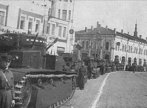 1930年代後半、オリョールで行われた軍事パレードにおけるT-28戦車。
