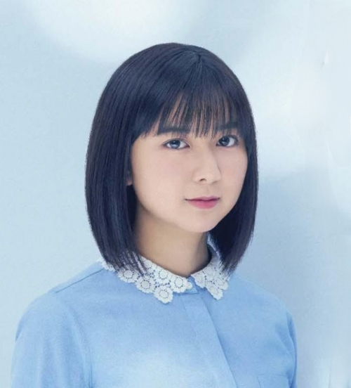 水色の背景に水色のドレスを着た上白石萌歌。