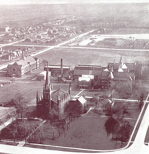 1928 年のアサンプション カレッジ キャンパスの航空写真。空き地がたくさんあるほか、建物がいくつか見えます。