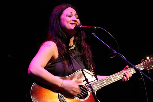 ジェニファー・ナップが2010年2月20日、ナッシュビルのテネシー・パフォーミング・アーツ・センターでライブ演奏中