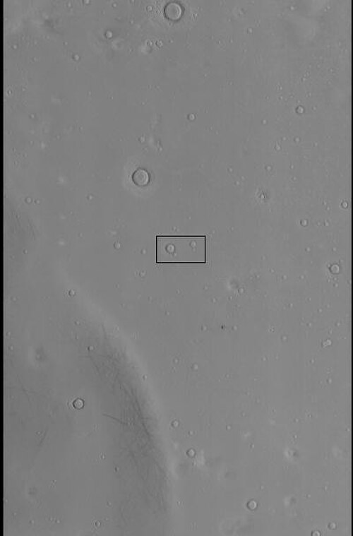 HiRISE で撮影された次の画像の CTX コンテキスト画像。ボックスは次の画像の画像フットプリントを示します。