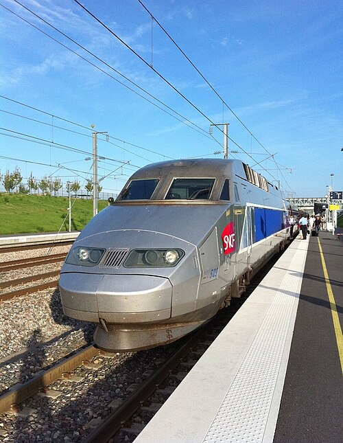 TGV Reseau の列車セットがシャンパーニュ アルデンヌ TGV に停車します。