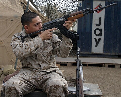米海兵隊が、銃口に 22mm グレネード ランチャーを装着したツァスタバ M70 を狙っている。注: 横には 22mm グレネード ランチャーを装着した M59/66 (SKS) がある。