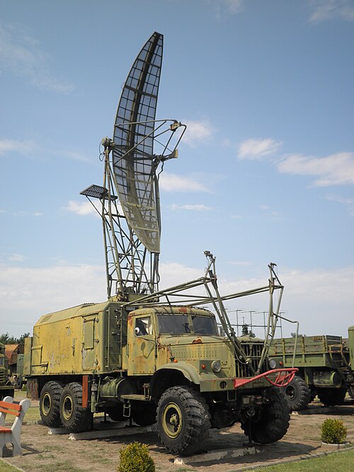 ハンガリーのKrAZ-255に搭載されたPRV-16/1RL132高度探知レーダー（上昇/作動状態）