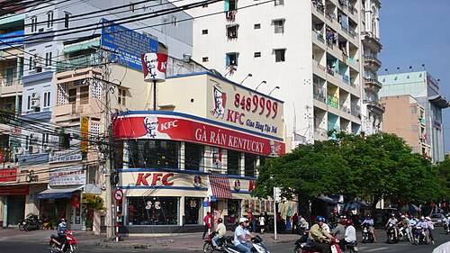 角にレストランがある大都市の通り