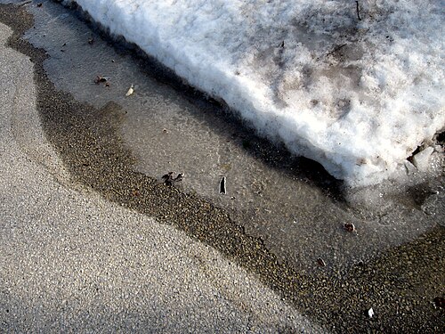 ペンシルベニア州チェスター郡の嵐から1週間以上が経過し、溶けた雪が再び凍って路上の氷になった。