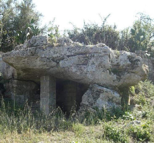 アヴォラのドルメン（イタリア、シチリア島）
