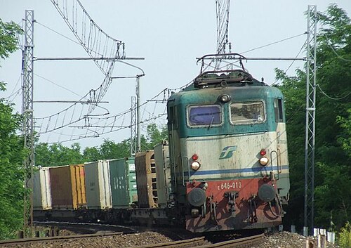 E.646 貨物列車を牽引