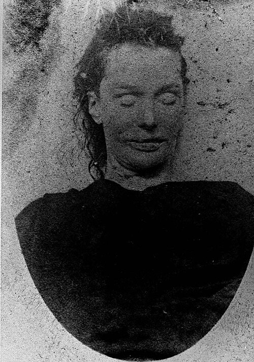 ストライドの遺体写真:角張った顔立ちと大きな口を持つ女性