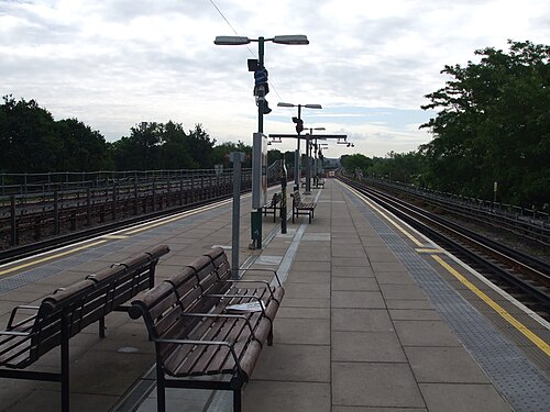 島式ホームを東側から見ると、左端には主に貨物列車が使用していた旧 GWR 線路が見える。