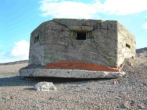 ケリングの砂利浜にある第二次世界大戦の 22 型トーチカ