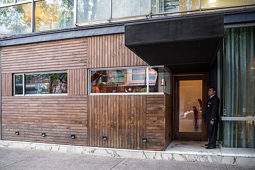レストランの古いファサードは木とガラスの外壁でした。