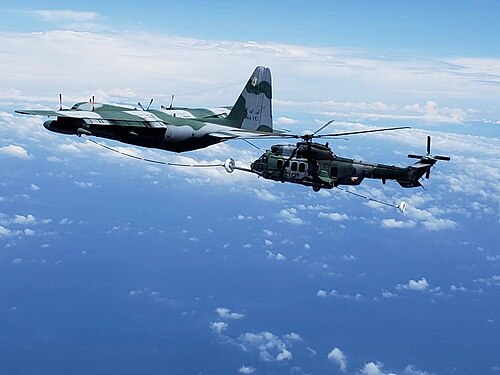 空軍KC-130がリオデジャネイロ上空でH-36カラカルに給油