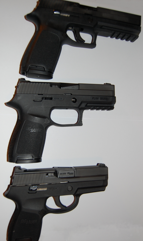 上段：P250フルサイズ、中段：P250コンパクト（トリガーグループ取り外し済み）、下段：P250サブコンパクト