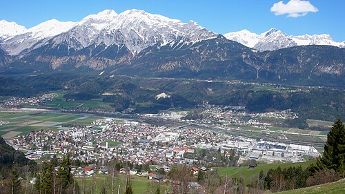 ヴァッテンスとイン渓谷からカルヴェンデル山脈の眺め