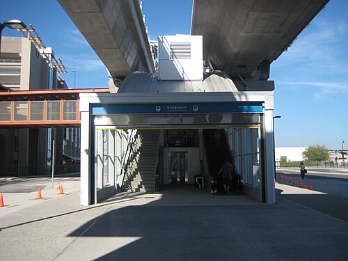 ブリッジポート駅の入口。左側に駐車場と連絡通路が見えます。