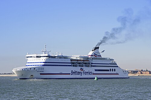 英国ポーツマス国際港からスペインのビルバオに向けて出航する、ブリタニーフェリーのMV Cap Finistère号。