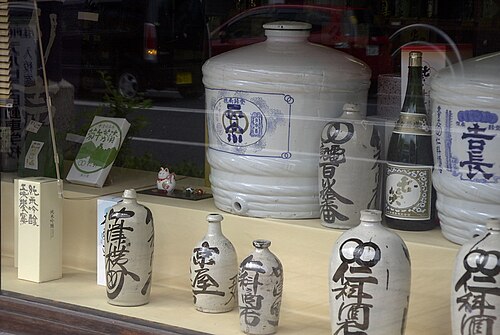 中津川の商店に並ぶ装飾的な酒器