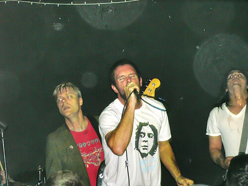 2009 年 12 月 4 日、924 Gilman St. での Swingin' Utters。左から右へ: Spike Slawson、Johnny "Peebucks" Bonnel、Jack Dalrymple。