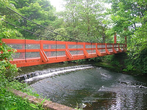 吊り橋と滝堰。