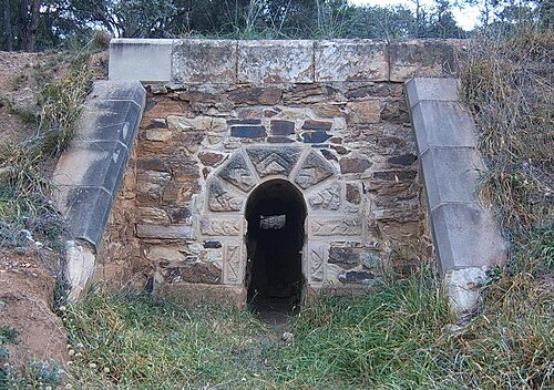 1839 年に建設されたタウラング暗渠、橋の近く。