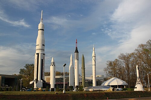 米国宇宙ロケットセンターのジュピター IRBM とジュノー II (左から 2 番目と 3 番目)