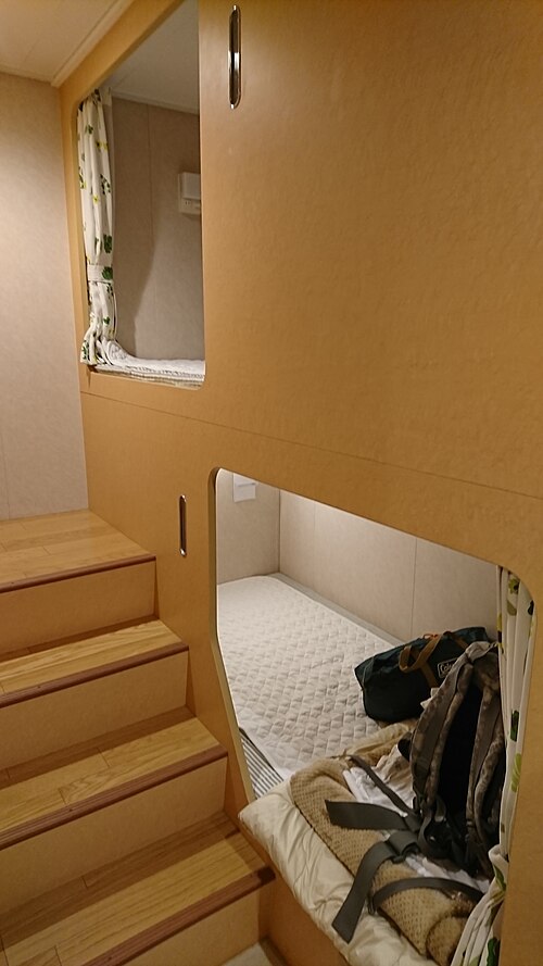 東京と北九州を結ぶフェリーの2等船室。カーテン付きのシンプルなベッド。（オーシャン東急フェリー 2019年）