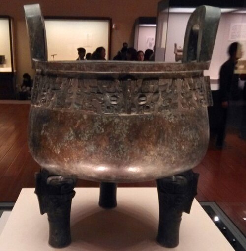 大玉鼎、紀元前1054年（西周）、高さ：101.9cm（40.1インチ）、幅：77.8cm（30.6インチ）、1849年、陝西省梅県で発見。