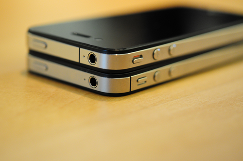 iPhone 4s の上に iPhone 4 を乗せた状態。