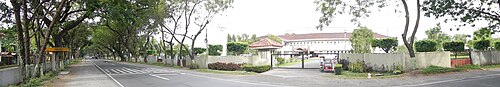 高速道路から見た本社複合施設のパノラマビュー。