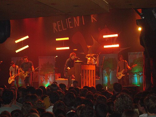 2007 年 5 月に演奏する Relient K。左から右へ: Jon Schneck、Matt Hoopes、Matt Thiessen、Dave Douglas、John Warne。