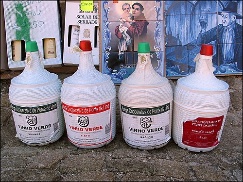 プラスチック製のヴィーニョ ヴェルデのボトル ​​(ガラフォエスのもの)