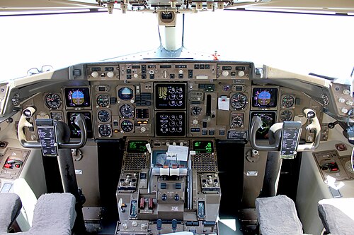6 つのカラー ディスプレイがペアになっている 757 のコックピットの図。