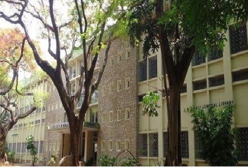 周囲に木々が植えられた大学建築様式の建物。