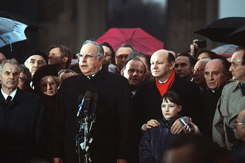 モドロウ氏と西ドイツのヘルムート・コール首相（1989年12月22日、ブランデンブルク門開通式にて）