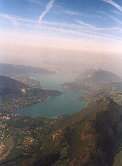 山々の間の狭い湖の航空写真