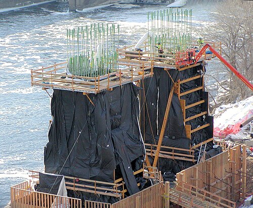 2008年1月、北岸で建設中の支柱