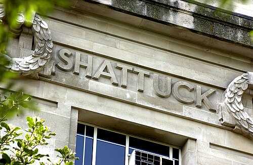 ロンドン大学衛生熱帯医学大学院のフリーズに刻まれたレミュエル・シャタックの名前。