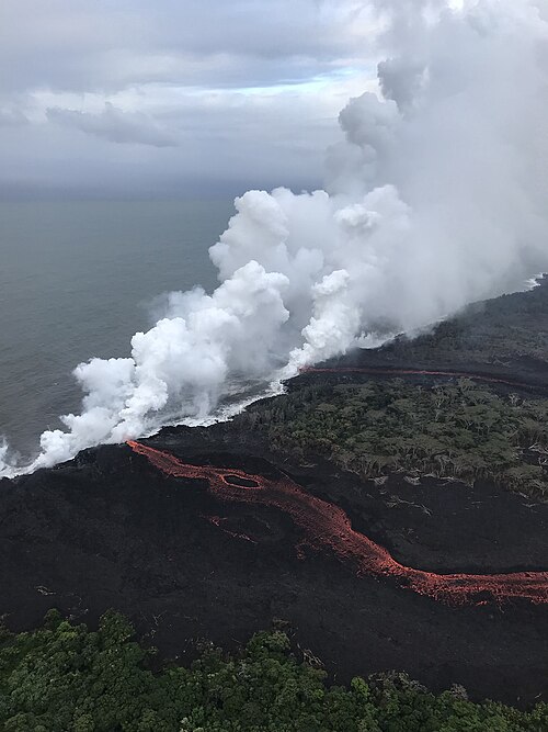 溶岩はハワイ州道137号線を横切った後、2か所で海に流れ込む