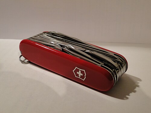 複数のツールを備えた「Victorinox SwissChamp」