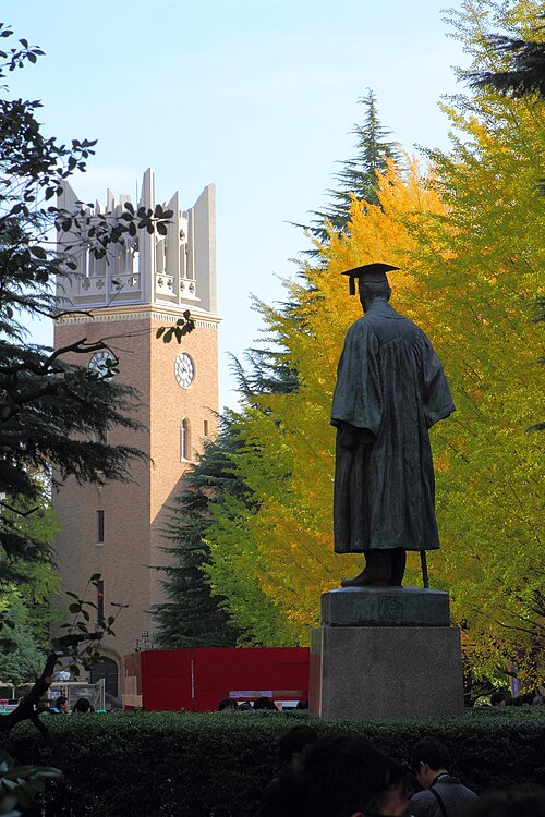講堂を見下ろす大隈重信像