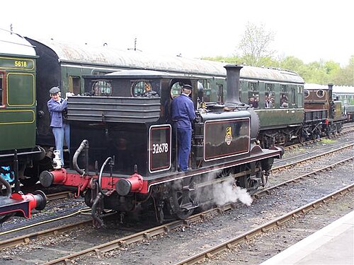 ロンドン・ブライトン・アンド・サウスコースト鉄道の機関車。3本のパイプに注目してください。1本は真空ブレーキ用、1本は空気ブレーキ用、1本は蒸気加熱用です。