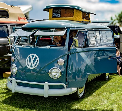 初期の小型ポップトップを備えた 1966 年 VW キャンピングカー。