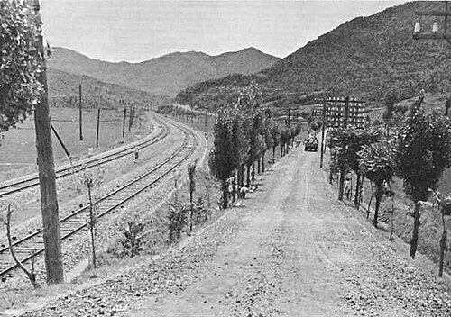 山間を走る道路と鉄道