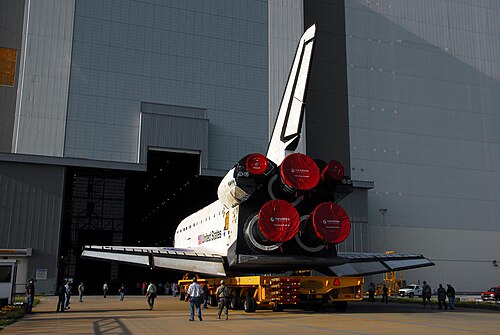 STS-89の打ち上げ準備中に、エンデバー号がVAB（垂直組立棟）に進入する様子。出入口の上部には垂直尾翼を取り付けるためのスロットがある。