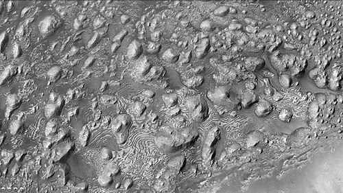 火星偵察オービターに搭載されたCTXカメラで撮影された、フィルソフ・クレーター南部の地層をクローズアップした画像。