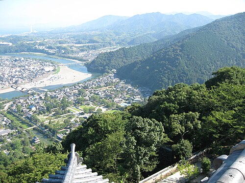 岩国城から山口県岩国市を望む。錦川にかかると有名な錦帯五反橋が見えます。